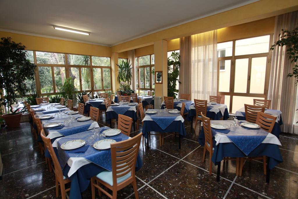 Hotel Athena Pesaro Kültér fotó